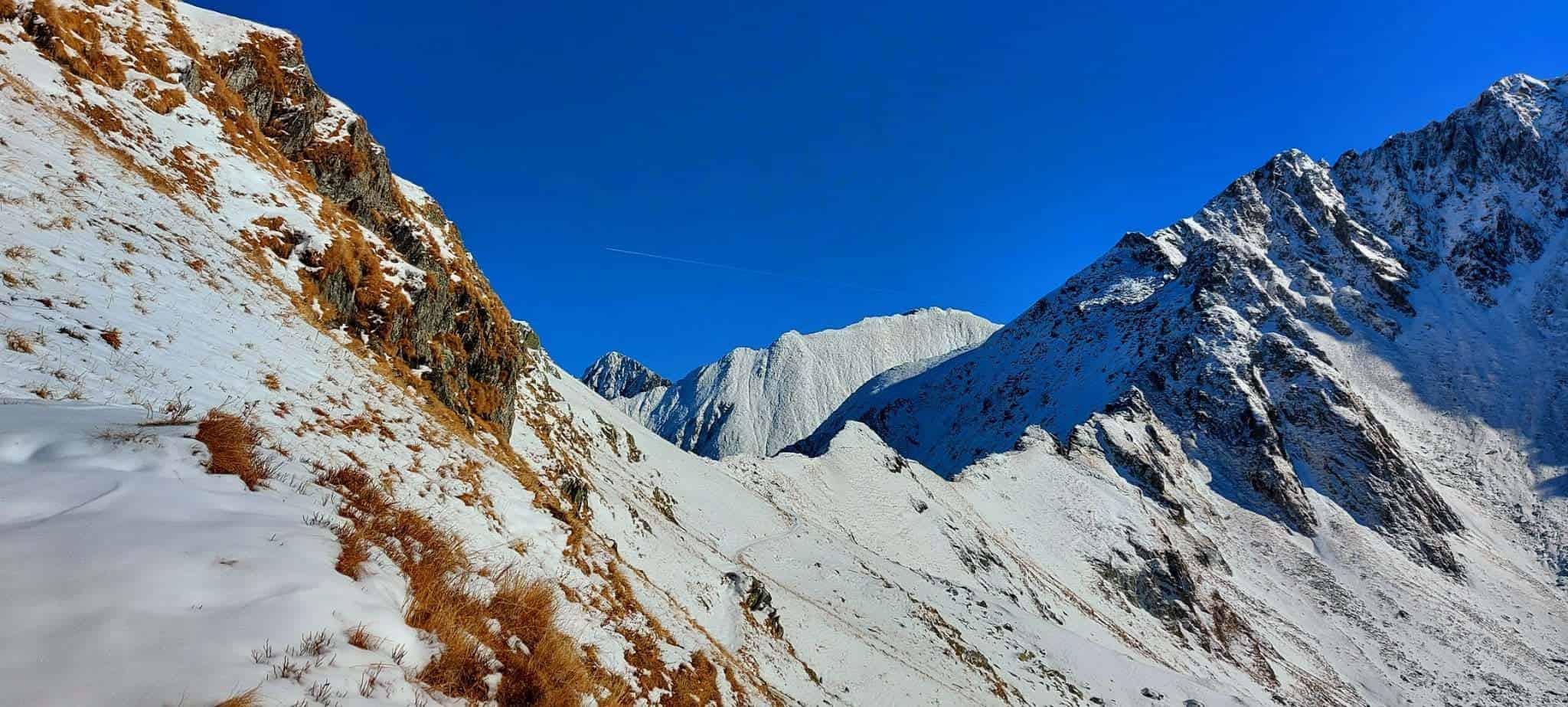foto crestele munţilor făgăraş au fost acoperite de zăpadă - salvamont: stratul este suficient pentru a pune probleme drumeților