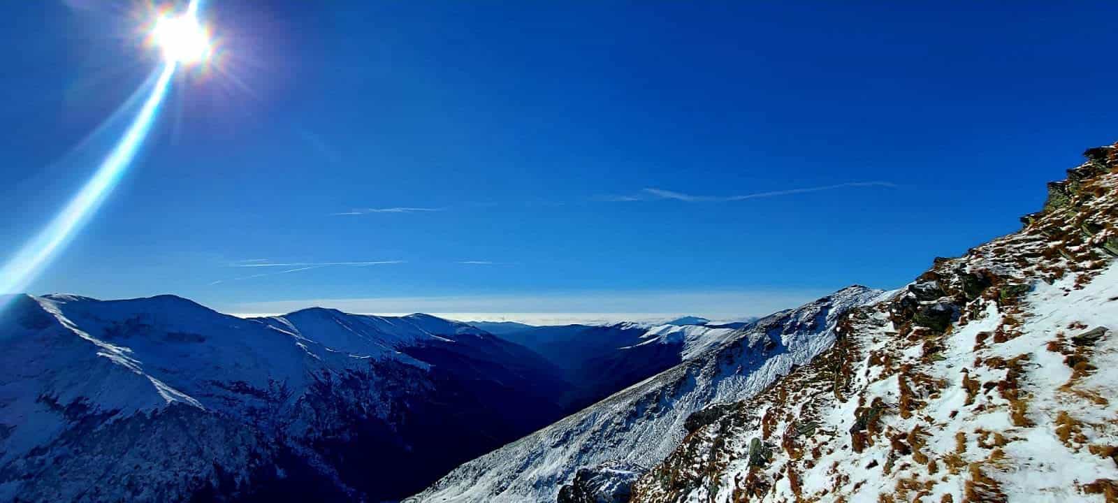 foto crestele munţilor făgăraş au fost acoperite de zăpadă - salvamont: stratul este suficient pentru a pune probleme drumeților