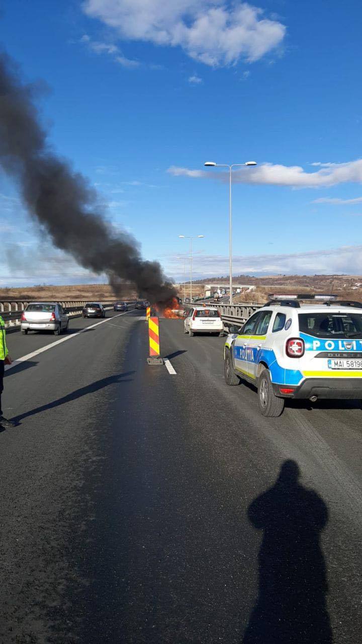 foto - mașină în flăcări pe autostrada sibiu - orăștie. s-a făcut scrum
