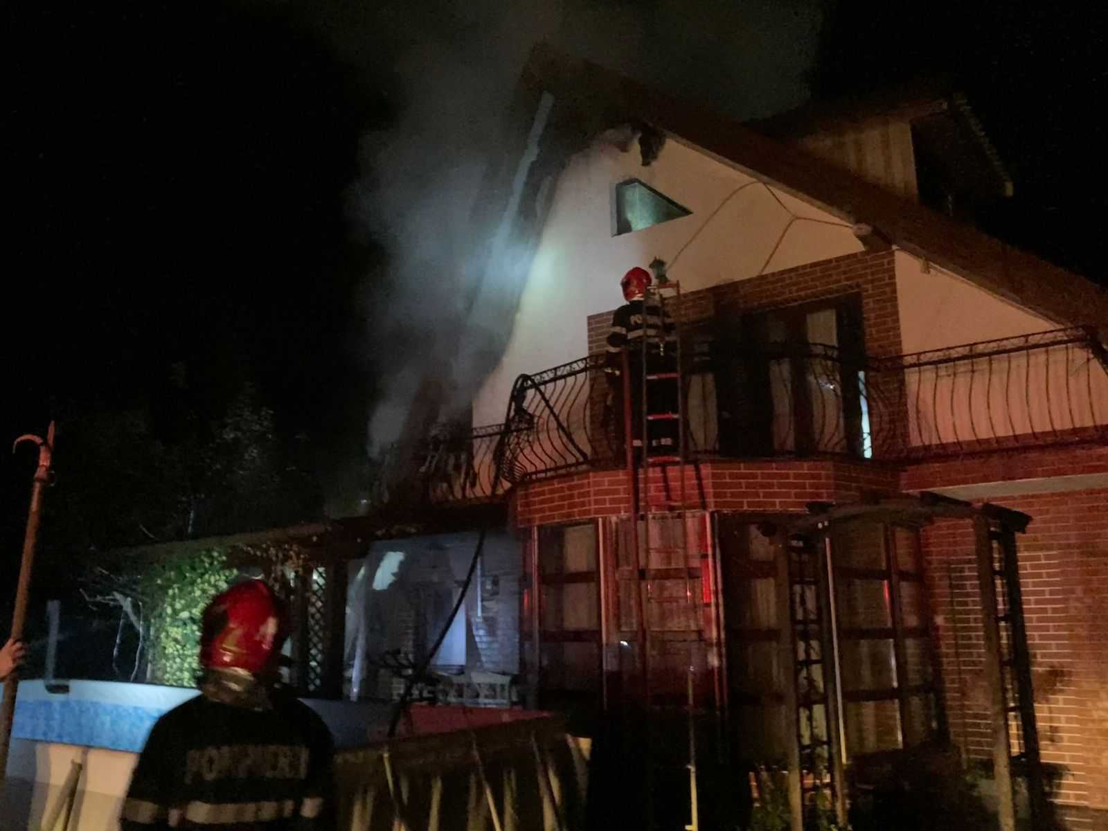 incendiu la tocile - a luat foc acoperișul unei case