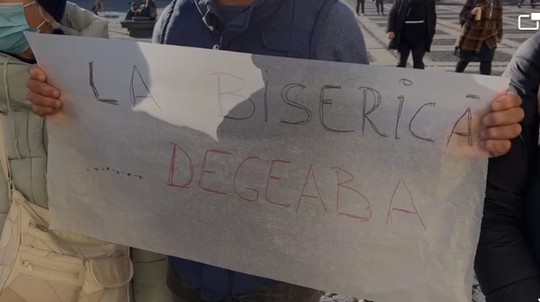 Micro-protest în Piața Mare împotriva lui Klaus Iohannis. Video - Președintele huiduit la plecarea de la biserică