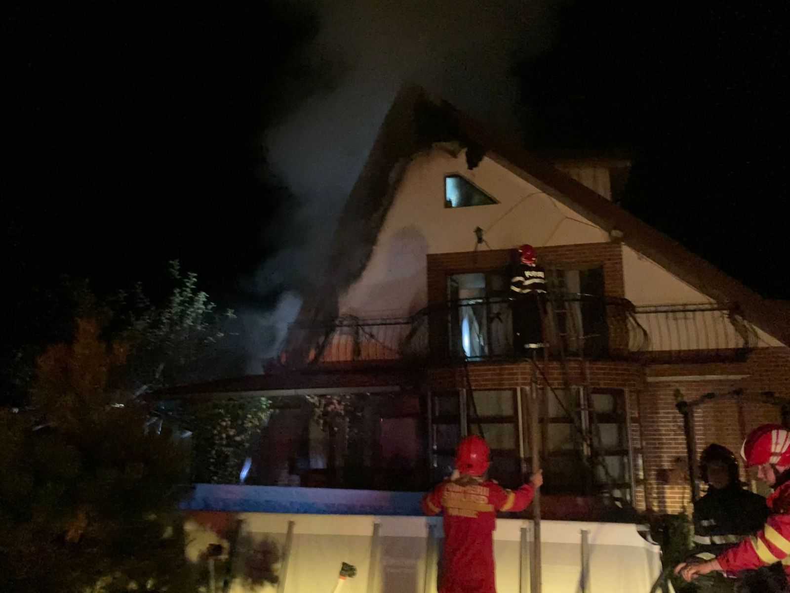 incendiu la tocile - a luat foc acoperișul unei case