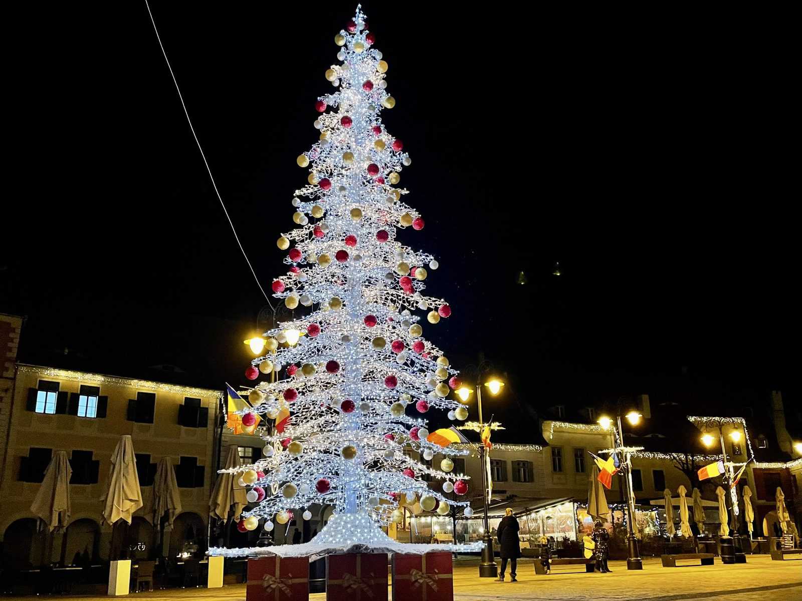 live video: s-au aprins luminile de sărbătoare în centrul sibiului - a început și târgul de crăciun