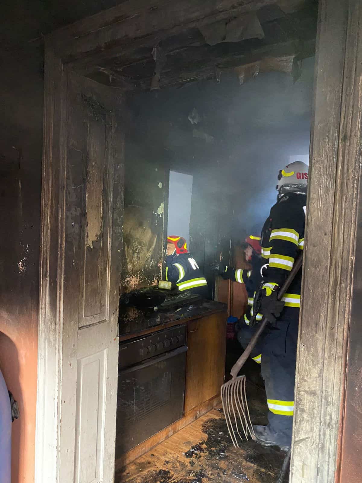 incendiu în axente sever - a luat foc o casă