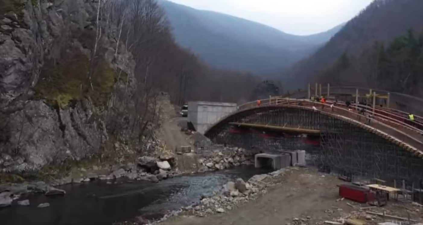 video se construiește primul pod în formă de arc din românia. cum arată construcția