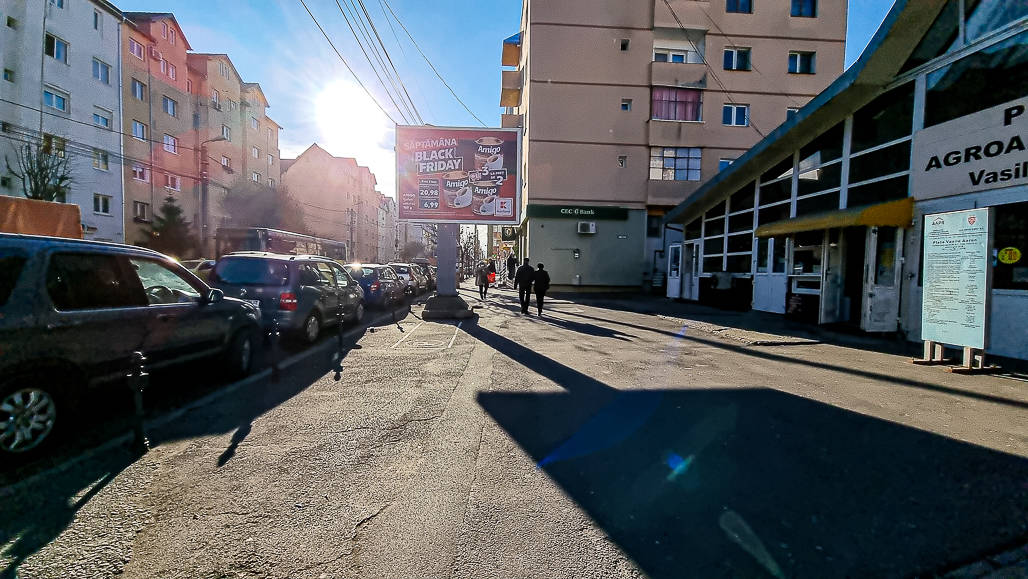 foto: strada din sibiu fără coșuri de gunoi - „nu există nici în stațiile de autobuz, nici în fața pieței, niciunde”