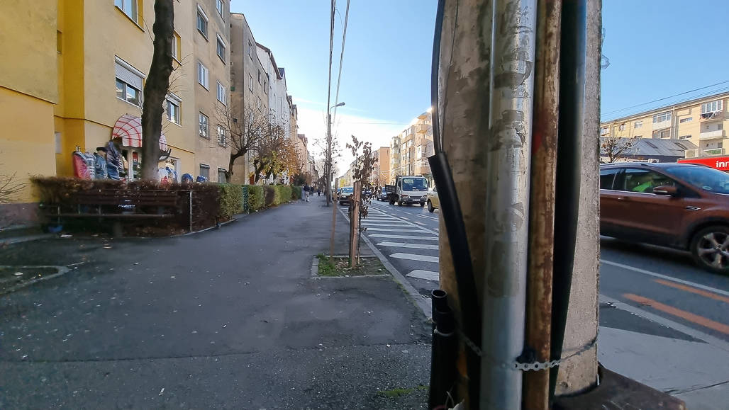 foto: strada din sibiu fără coșuri de gunoi - „nu există nici în stațiile de autobuz, nici în fața pieței, niciunde”