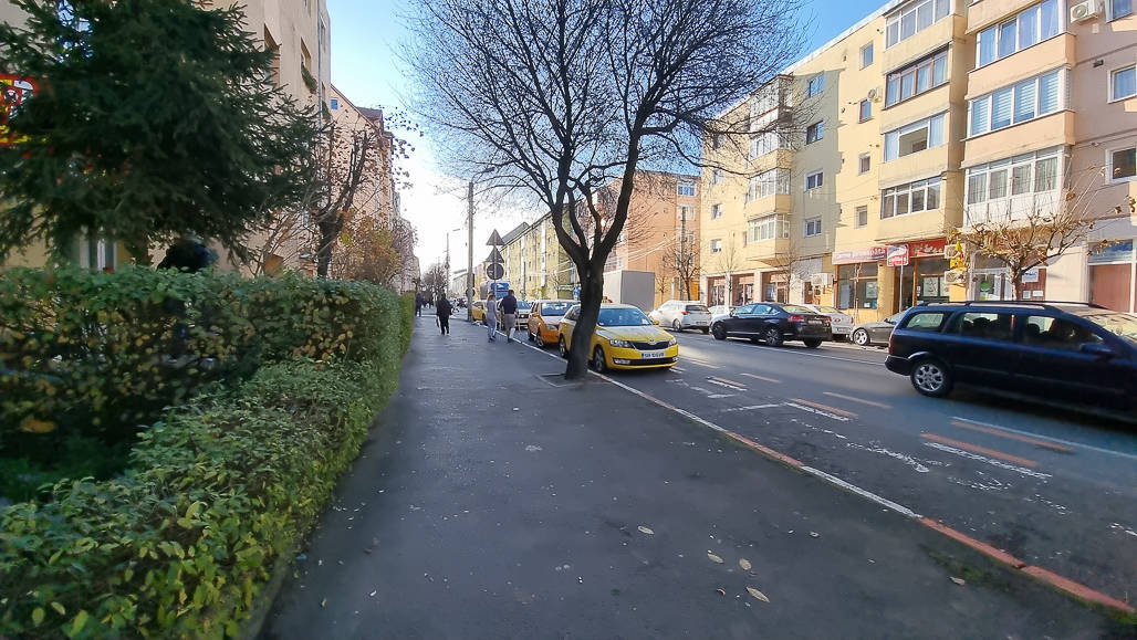 foto: strada din sibiu fără coșuri de gunoi - „nu există nici în stațiile de autobuz, nici în fața pieței, niciunde”