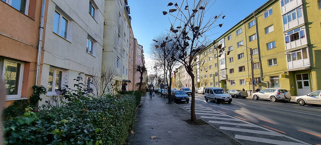 foto: strada din sibiu fără coșuri de gunoi - „nu există nici în stațiile de autobuz, nici în fața pieței, niciunde”