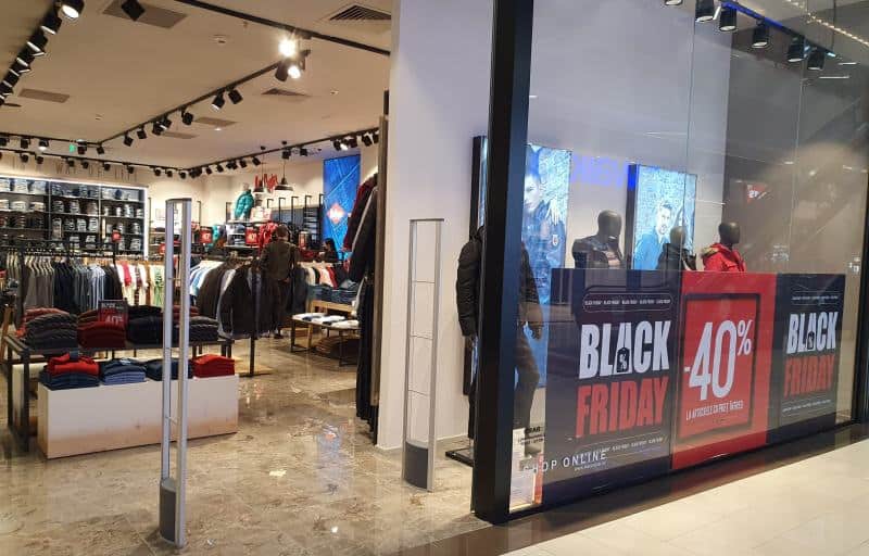 video prima zi de black friday la mall în sibiu - fără îmbulzeală deocamdată - ”avem cele mai mari reduceri din an„