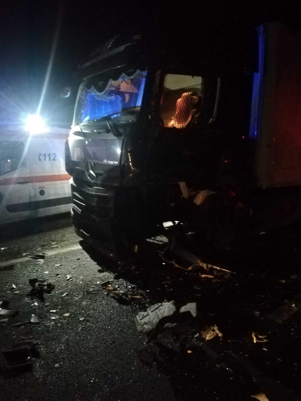 foto accident cu trei mașini pe valea oltului la boița - un șofer rănit