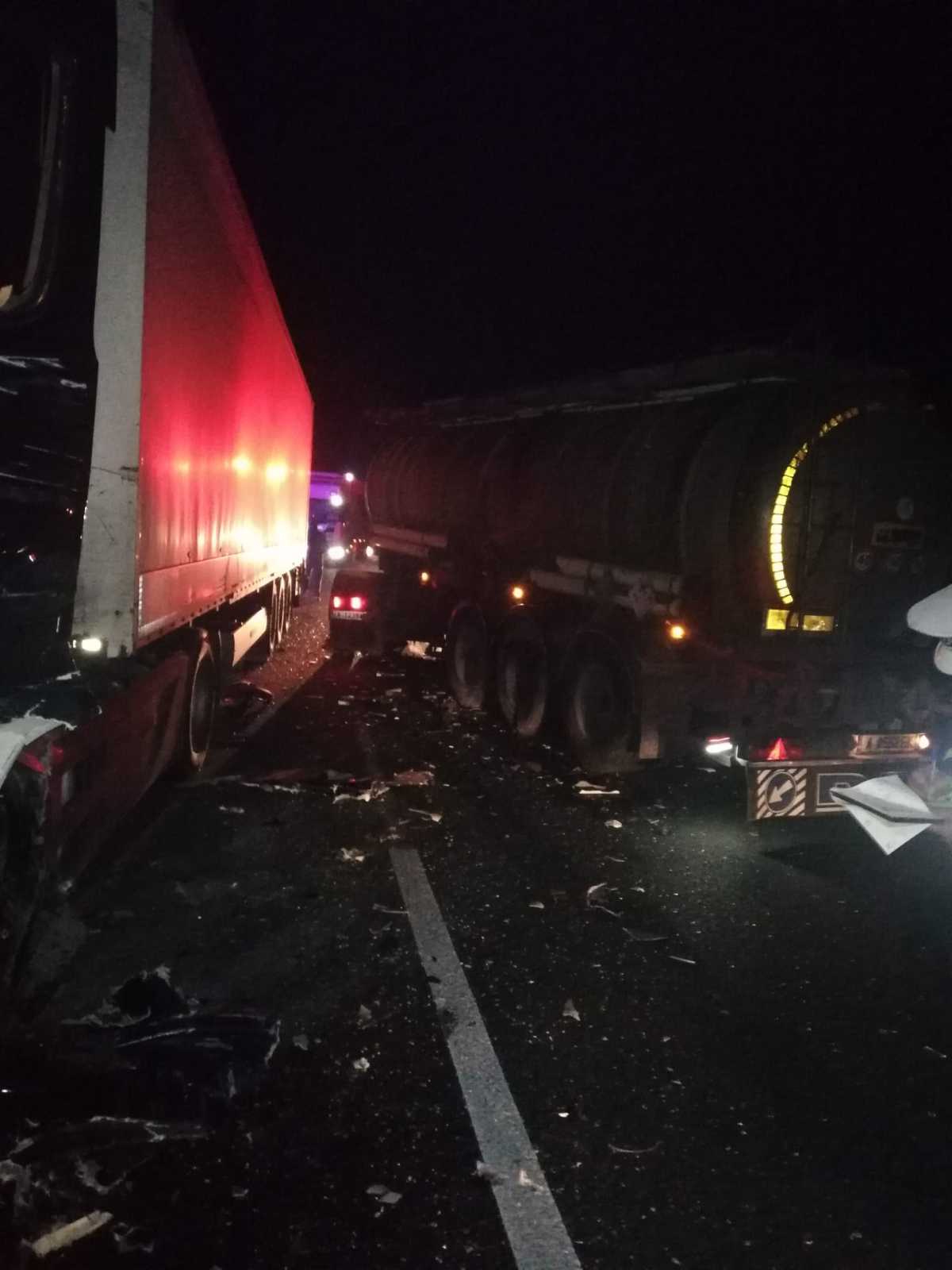 foto accident cu trei mașini pe valea oltului la boița - un șofer rănit