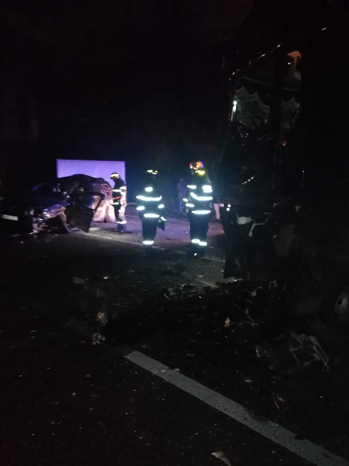 foto accident cu trei mașini pe valea oltului la boița - un șofer rănit