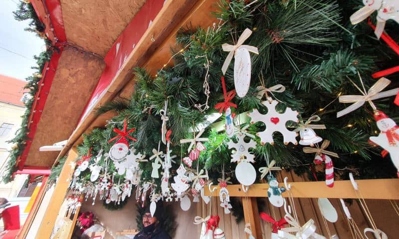 reportaj din târgul de crăciun - centrul sibiului transformat într-un tărâm feeric - ”am venit special pentru târg. rămânem și la luminițe”