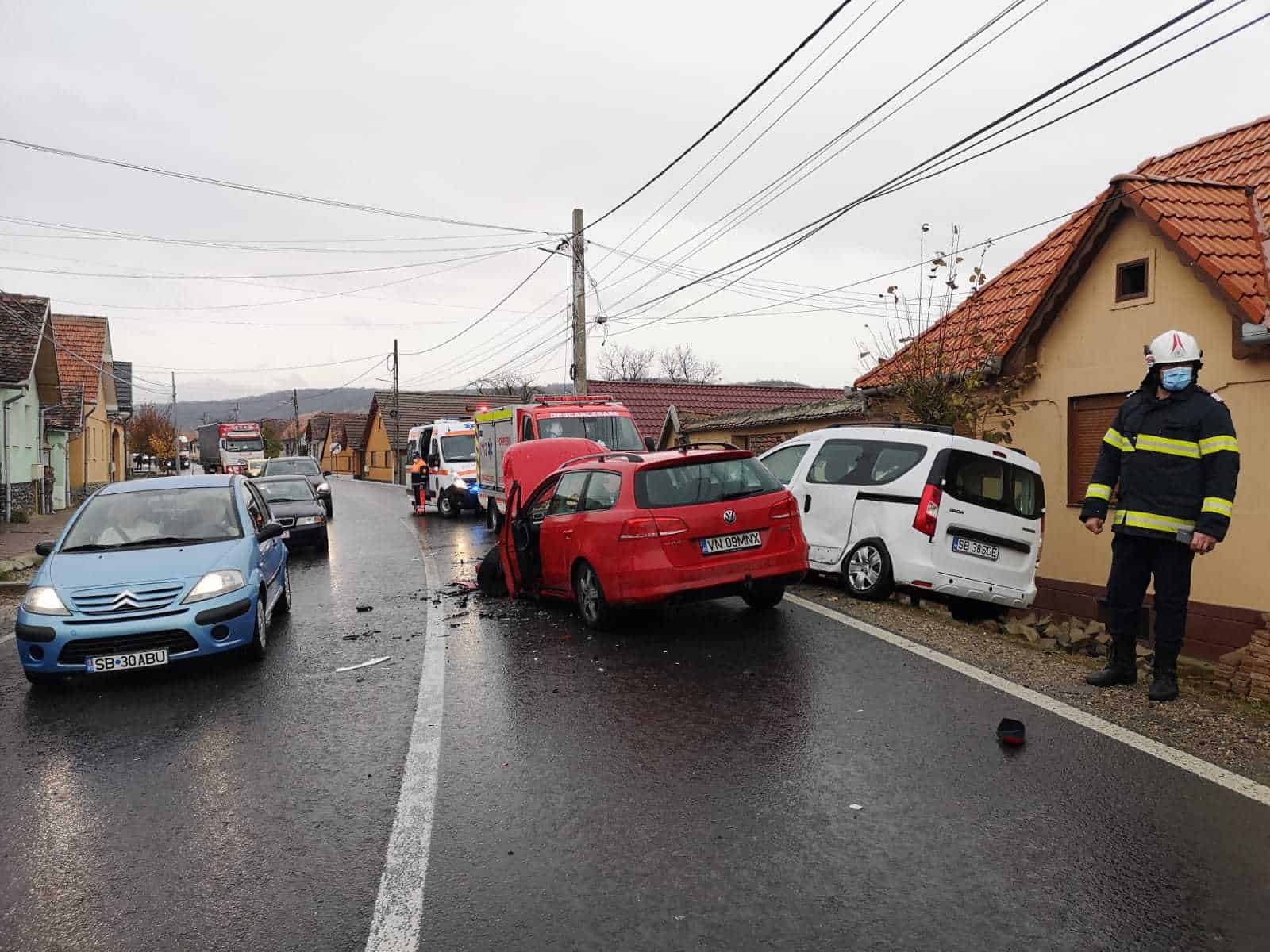 foto: accident pe dn14 la ruși - trei persoane sunt rănite