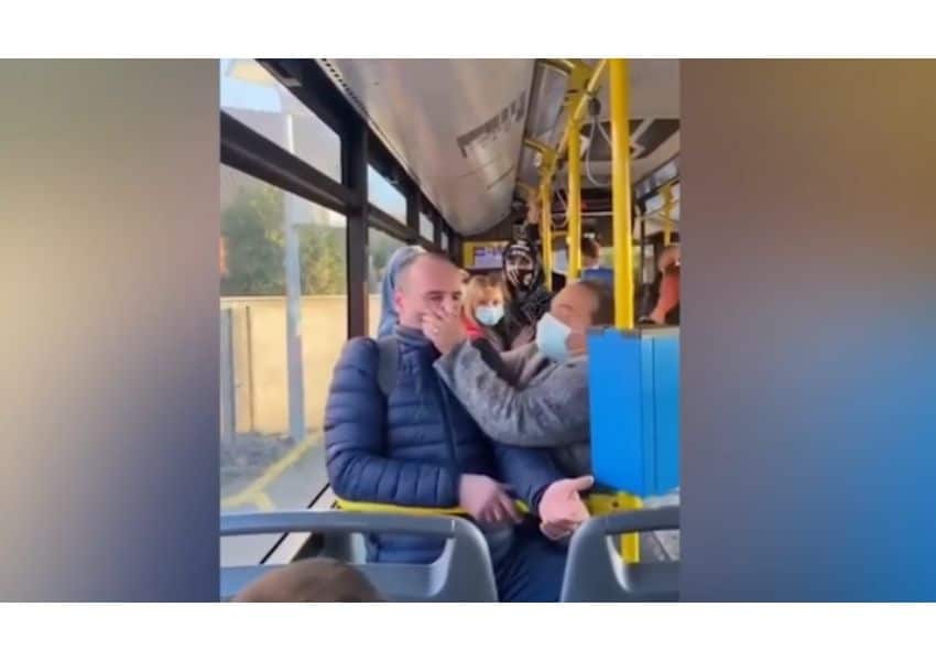 video un bărbat a fost pălmuit în autobuz de o femeie pentru că nu purta mască de protecție