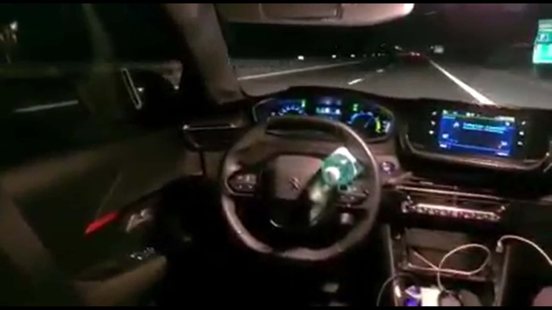 video - accident live pe facebook - a lăsat mașina să meargă singură pe autostradă și s-a pus pe bancheta din spate
