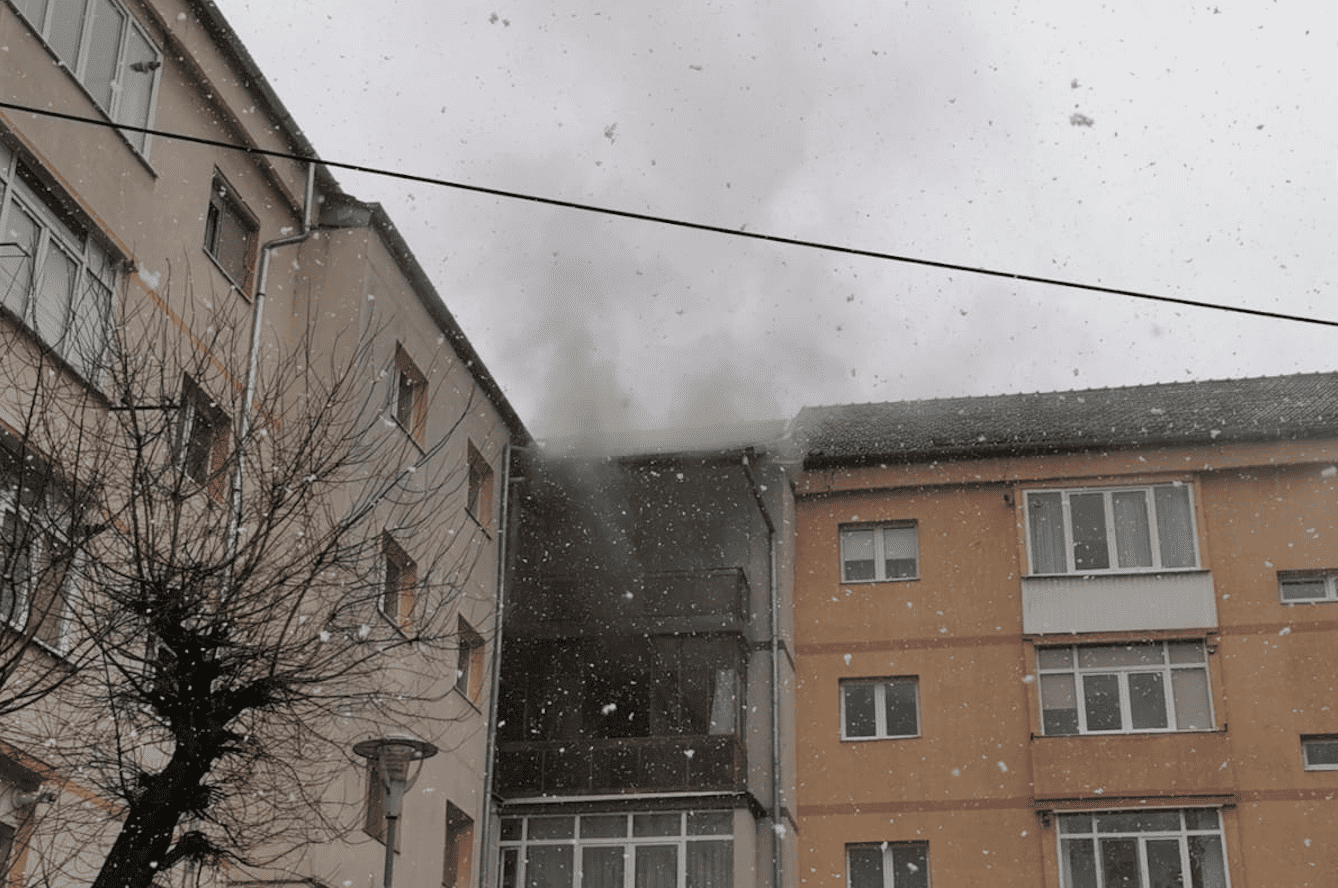 update incendiu într-un apartament din sibiu - douăzeci de persoane evacuate din bloc