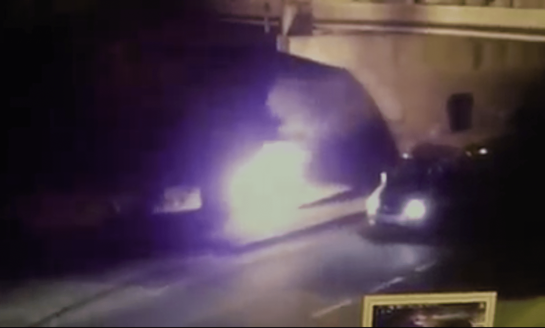 video: iglu de deșeuri incendiat pe strada podului - poliția locală l-a prins pe făptaș