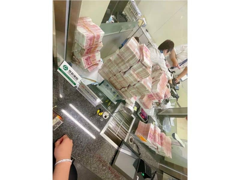 un milionar chinez a scos cash 780.000 de euro din banca unde nu fusese lăsat să intre fără mască
