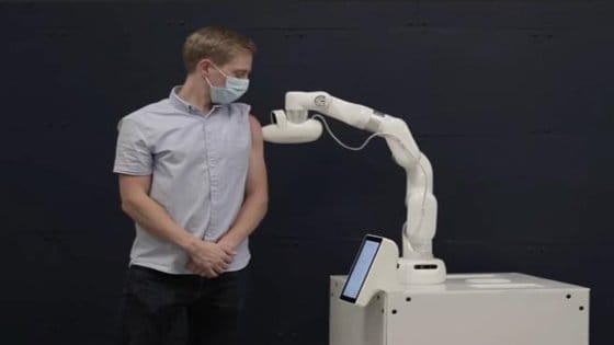 foto robotul care face vaccin în locul cadrelor medicale. aparatul nu folosește ac