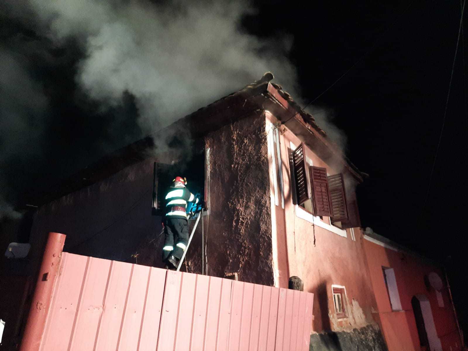 incendiu în satul nou - a ars casa unei femei de 65 ani