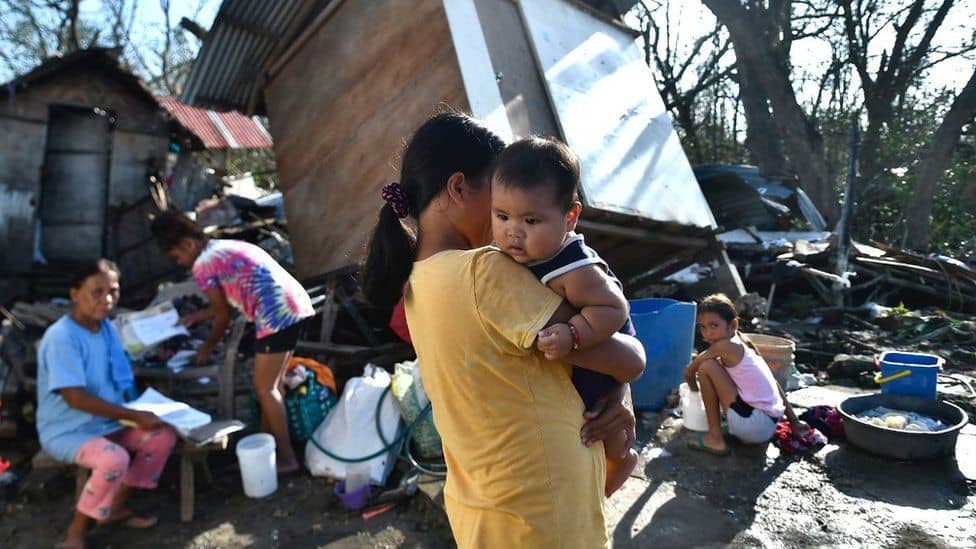 foto - video cel puţin 375 de morţi lăsaţi în urmă de taifunul rai, produs în filipine