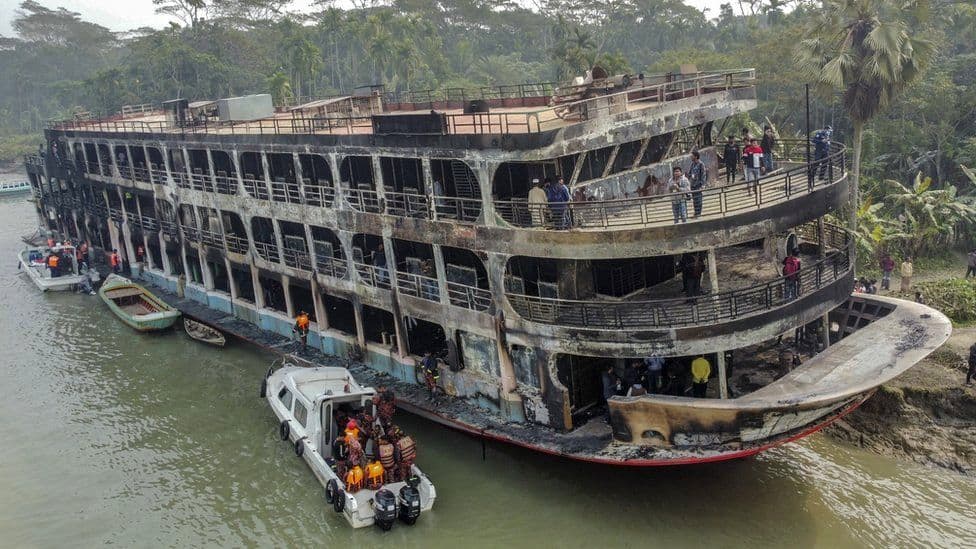 video aproape 40 de morţi în urma unui incendiu devastator produs la bordul unui feribot, în bangladesh