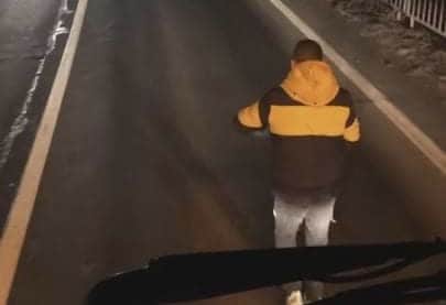 video: pieton pe mijlocul drumului pe dn7 la talmaciu - se arunca în fața mașinilor