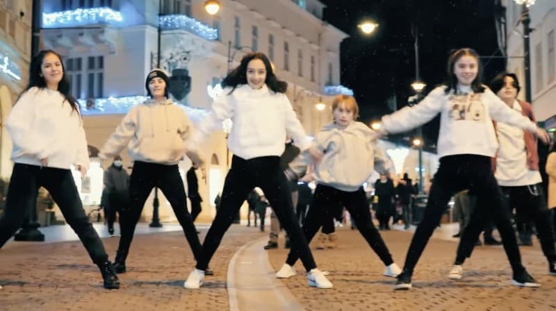 video - flash mob devenit viral, filmat pe centru la sibiu - ”lumea a fost receptivă, ne-au făcut loc”