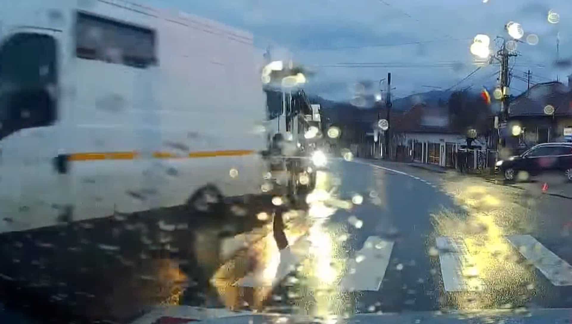 video: depășire periculoasă - șofer cu duba intră pe contrasens și trece pe „roșu” la tălmaciu
