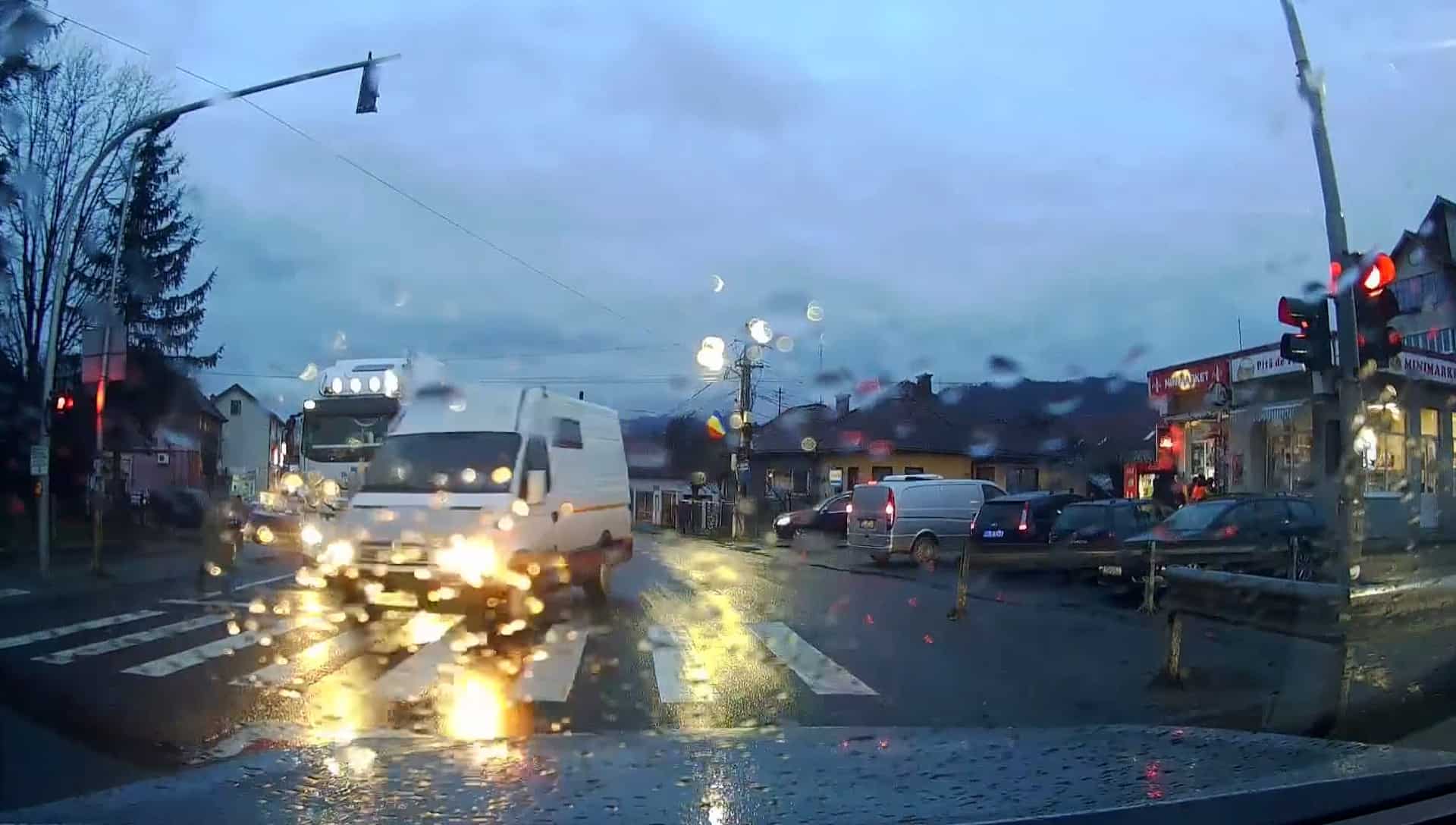 video: depășire periculoasă - șofer cu duba intră pe contrasens și trece pe „roșu” la tălmaciu