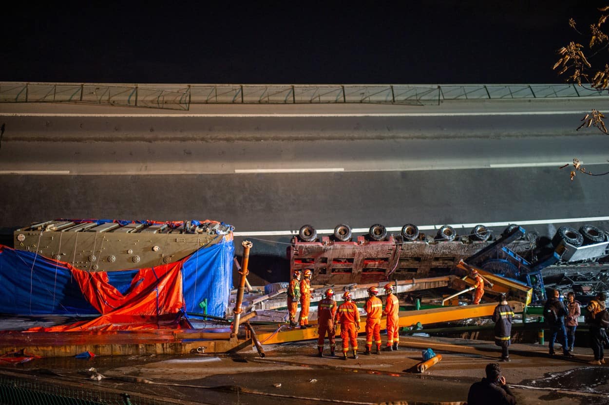 video incident grav în china. patru oameni au murit după ce un pod s-a prăbușit peste o autostradă