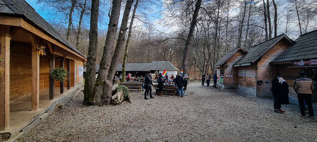 video foto ziua națională în muzeul în aer liber, cu varză călită, fasole bătută și cârnați - ”la mulți ani, românia!”