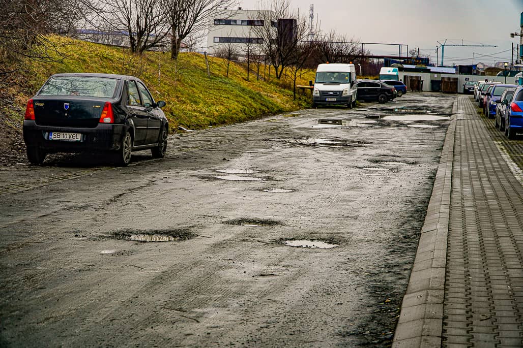 video foto strada măslinului din sibiu arată ca după război - craterele din șosea ”rup” mașinile locuitorilor