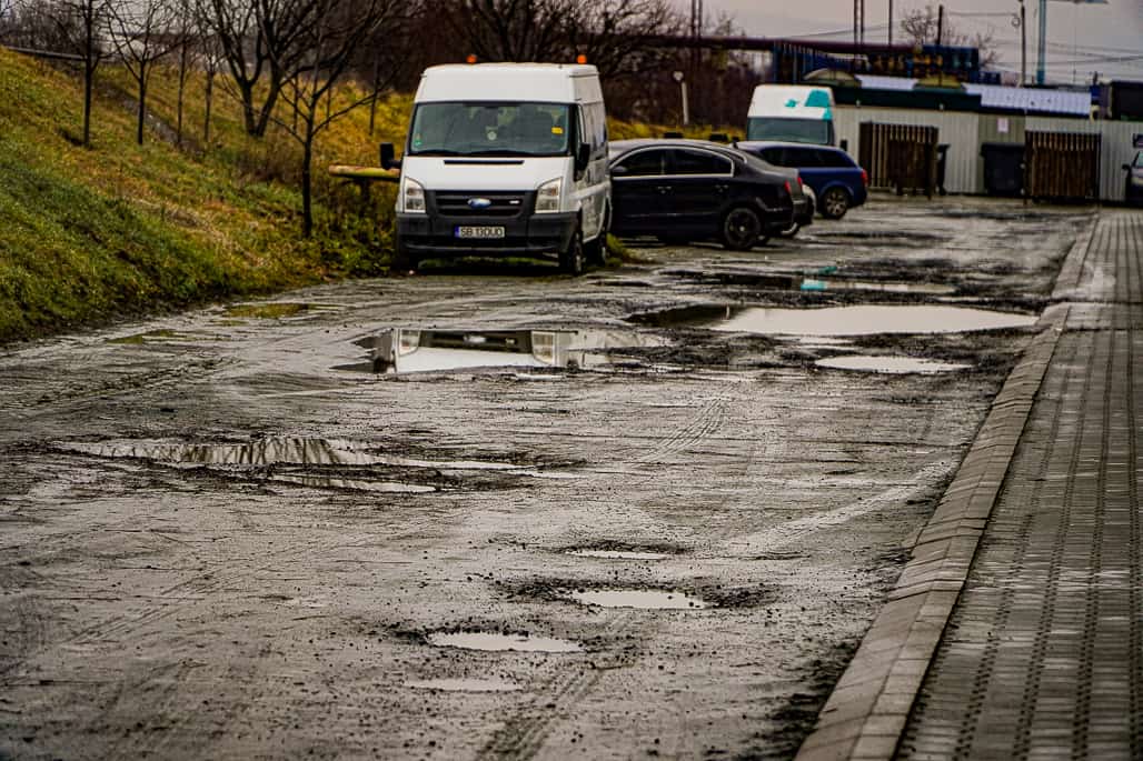 video foto strada măslinului din sibiu arată ca după război - craterele din șosea ”rup” mașinile locuitorilor