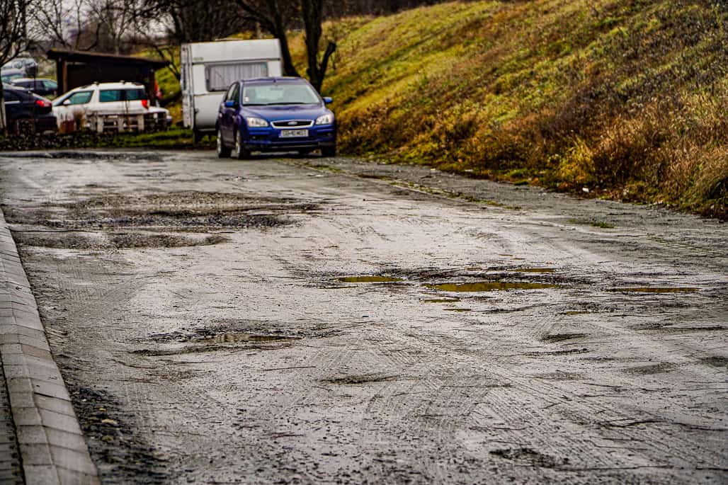 video foto strada măslinului din sibiu arată ca după război - craterele din șosea ”rup” mașinile locuitorilor