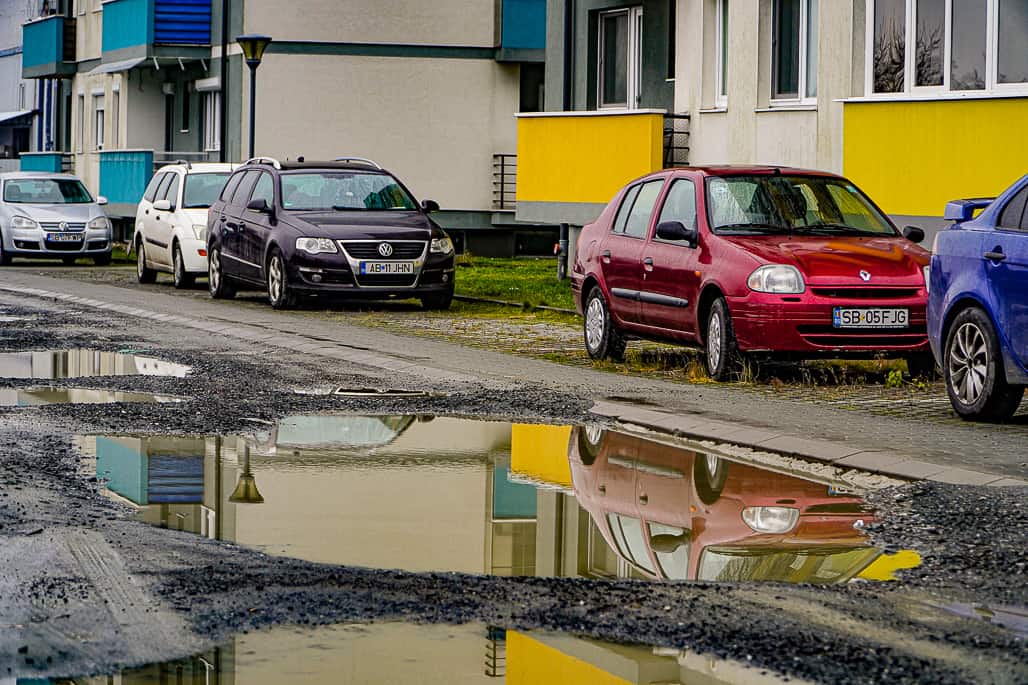 video foto strada măslinului din sibiu arată ca după război - craterele din șosea ”rup” mașinile locuitorilor