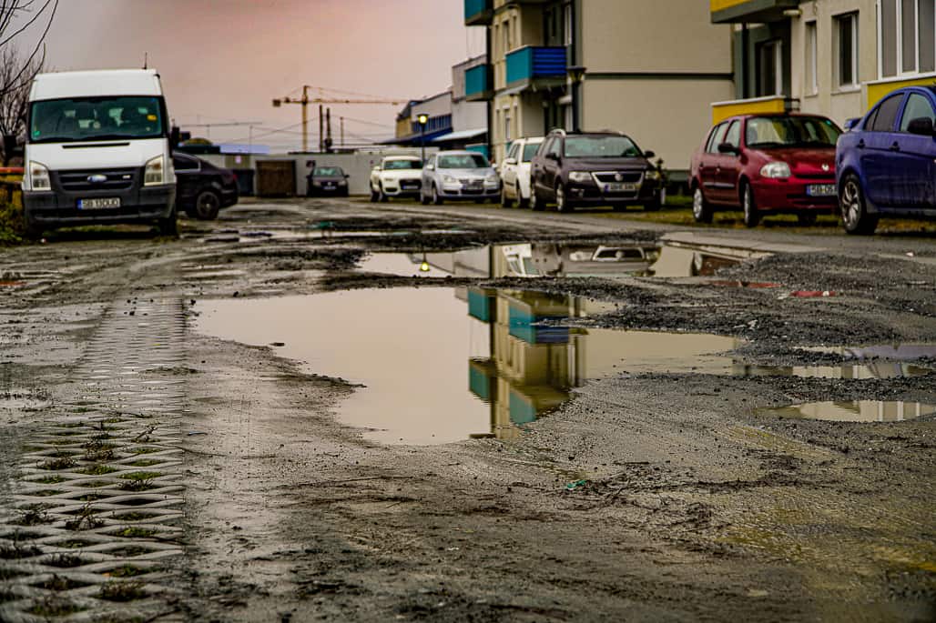 video foto strada măslinului din sibiu arată ca după război - craterele din șosea ”rup” mașinile locuitorilor