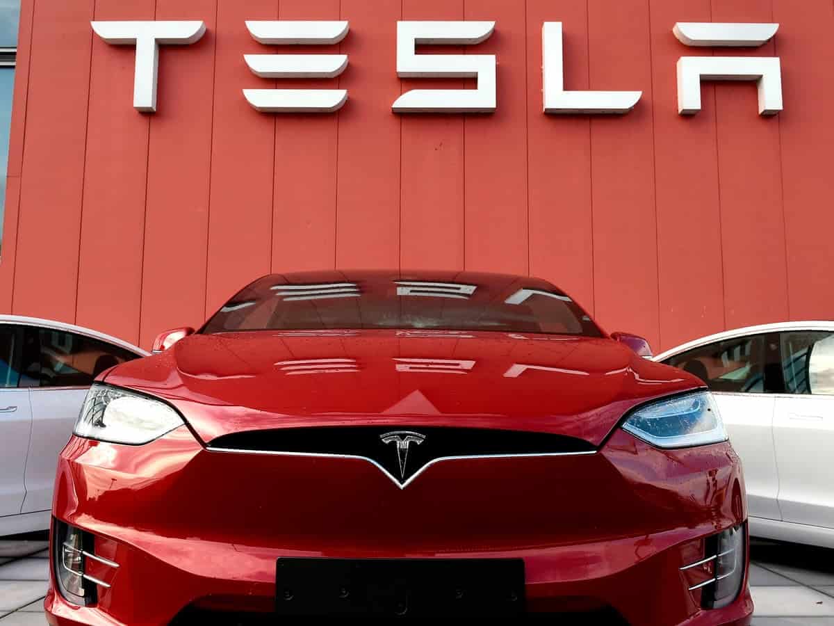 tesla recheamă aproape 500.000 de maşini în service pentru remedierea unor defecţiuni