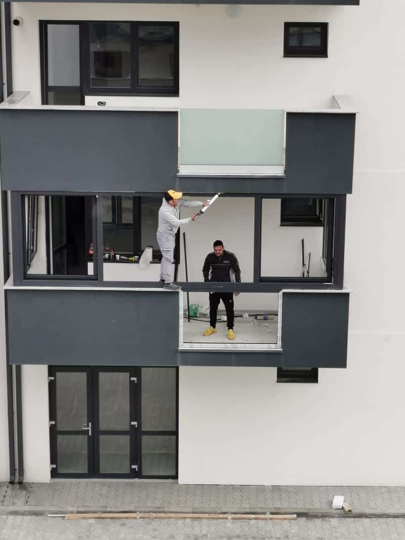 foto balcon închis complet printr-un ”șiretlic” la sibiu - primăria promite ”un nou control în teren”