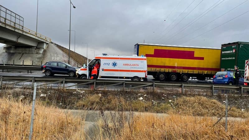 foto video: accident pe autostradă între o mașină și două tir-uri. trei persoane rănite, printre care și un copil