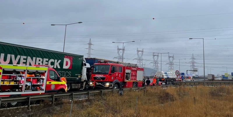 foto video: accident pe autostradă între o mașină și două tir-uri. trei persoane rănite, printre care și un copil