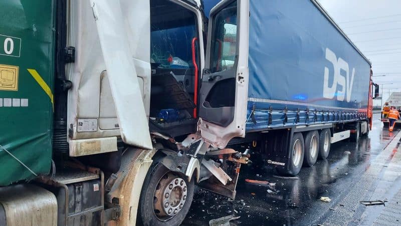 foto video: accident pe autostradă între o mașină și două tir-uri. trei persoane rănite, printre care și un copil