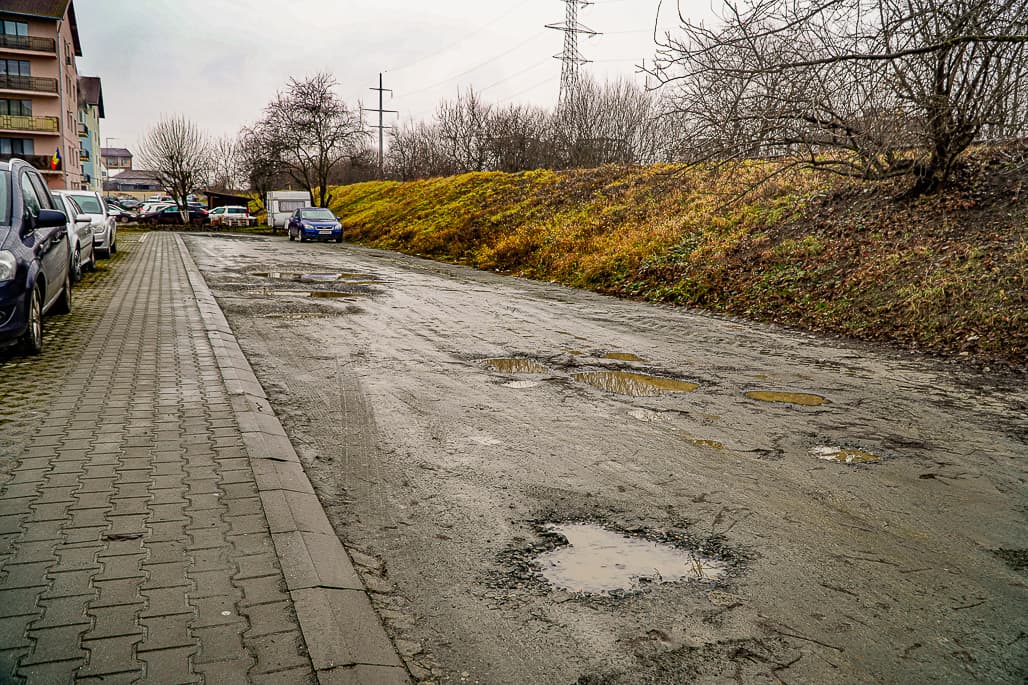 video foto strada măslinului din sibiu arată ca după război - craterele din șosea ”rup” mașinile locuitorilor