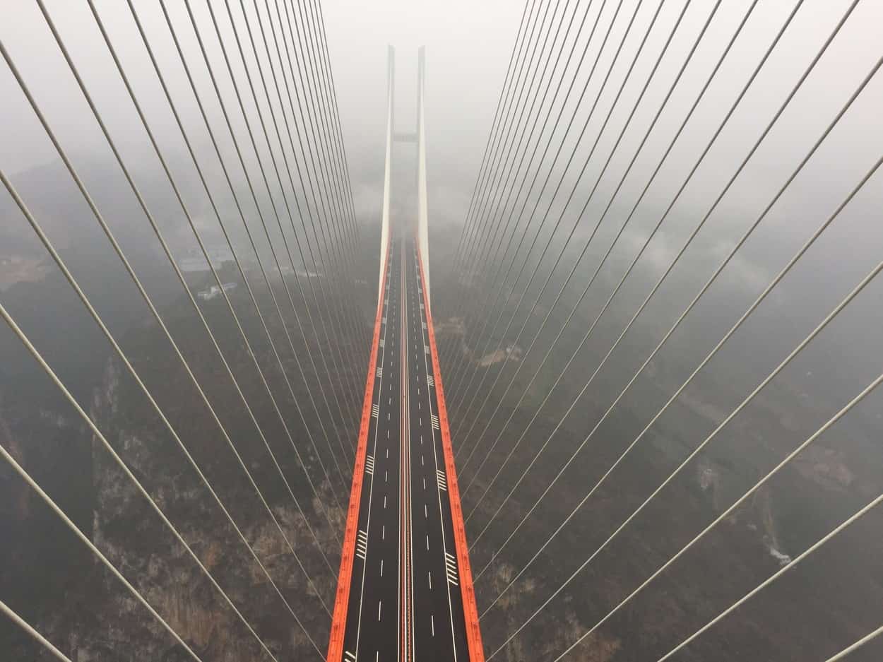 foto video - cel mai înalt pod din lume este în china - are dimensiunea unui bloc cu 200 de etaje şi a costat 144 milioane dolari