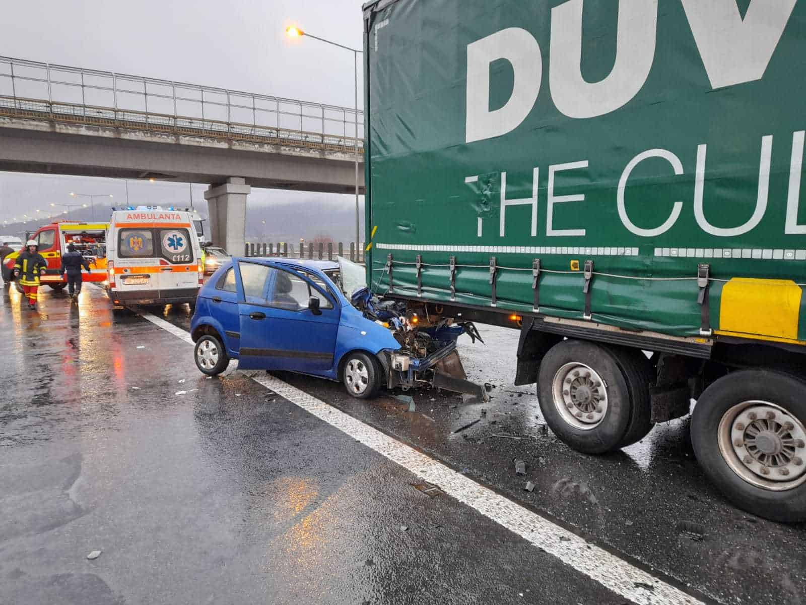 foto video: accident pe autostradă între o mașină și două tir-uri. trei persoane rănite, printre care și un copil