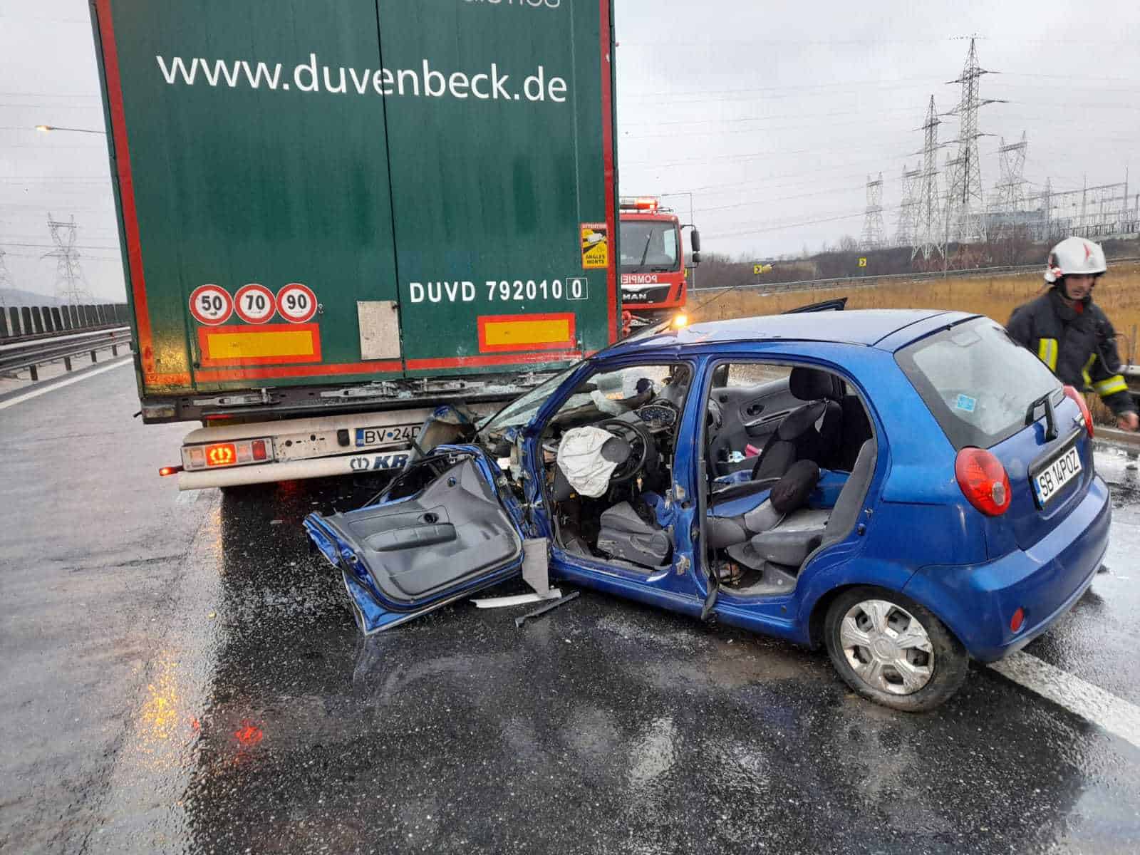 foto video: accident pe autostradă între o mașină și două tir-uri. trei persoane rănite, printre care și un copil