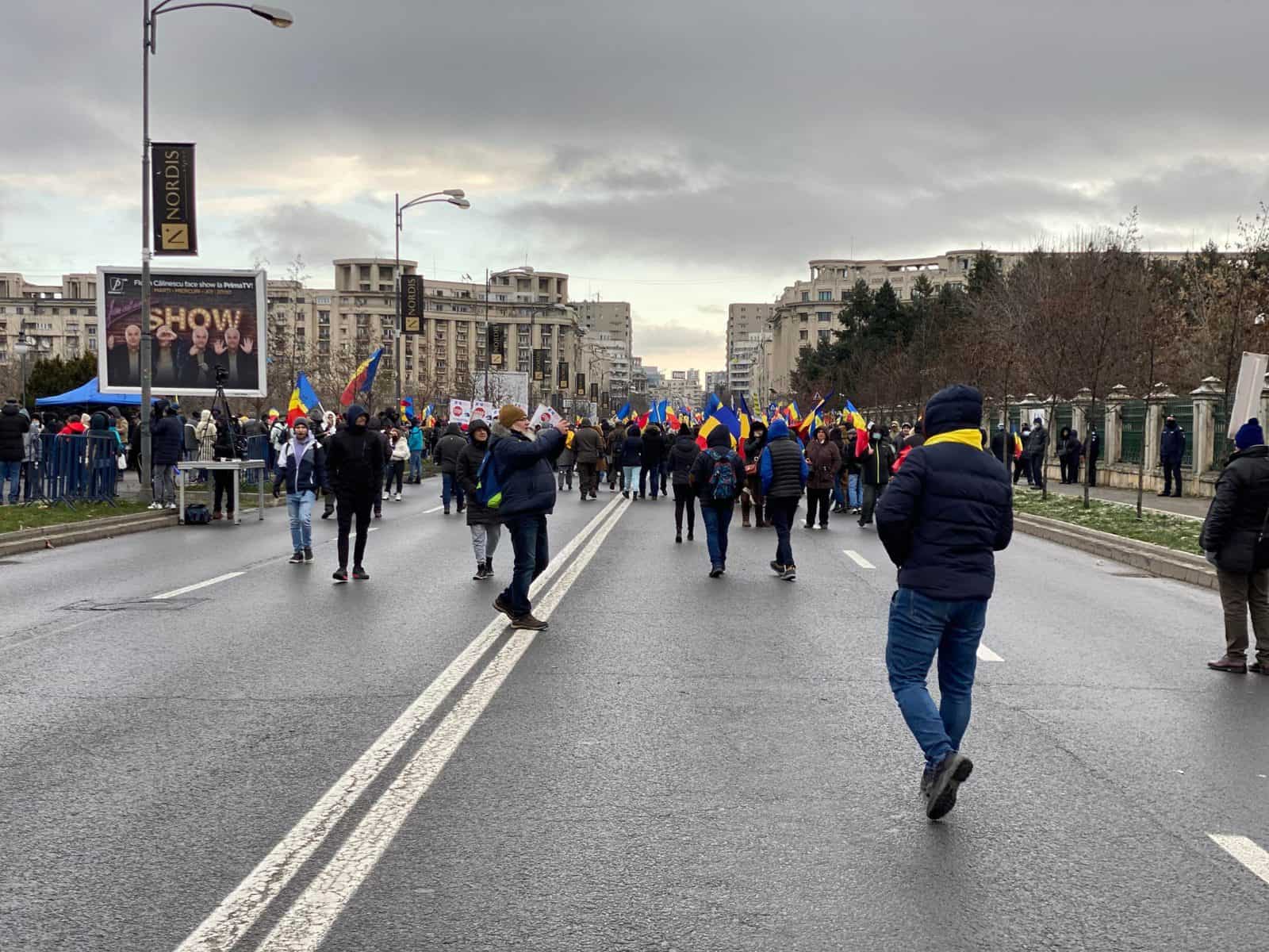 VIDEO - Protestatarii AUR au intrat în curtea Parlamentului şi vor să intre în Senat - Jandarmii intervin ca să îi împiedice