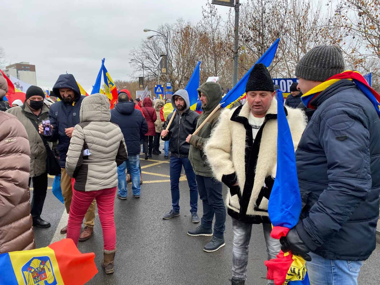 VIDEO - Protestatarii AUR au intrat în curtea Parlamentului şi vor să intre în Senat - Jandarmii intervin ca să îi împiedice